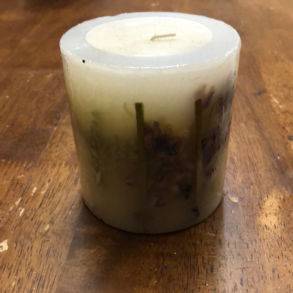 CANDLES WITH LAVENDER AND STICKS
